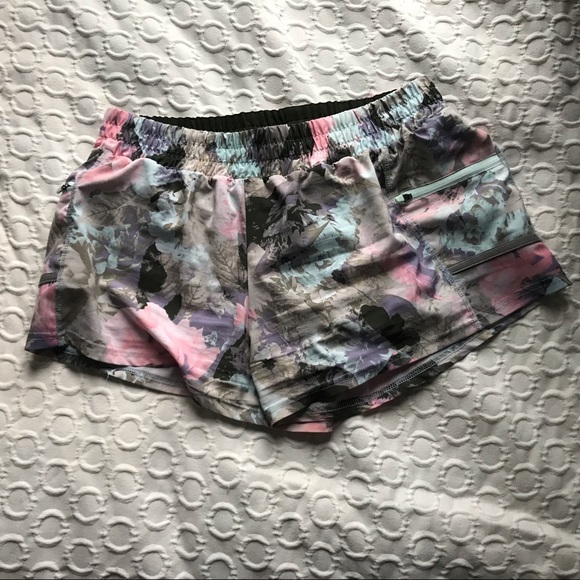 Fabletics Shorts with pockets in Secret Garden Print sz. M - Picture 6 of 10